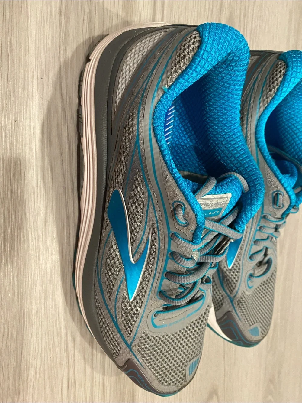 Brooks Women's Gray and Teal Athletic Running Shoes